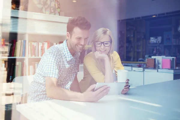 Casal feliz no café usando tablet digital — Fotografia de Stock