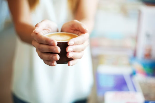 Primer plano de Mujer dando café con símbolo del corazón — Foto de Stock