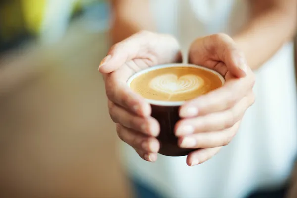 Primer plano de Mujer dando café con símbolo del corazón — Foto de Stock