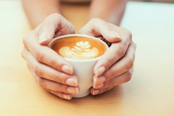 Gros plan de mains féminines tenant du café — Photo