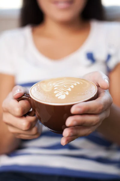 Femme tenant cappucino caffee. Gros plan . — Photo
