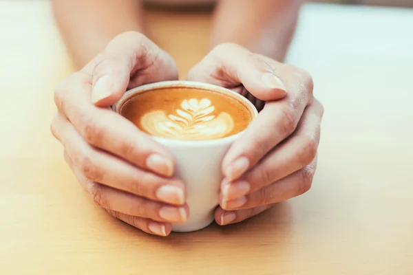 Close-up de mãos femininas segurando café — Fotografia de Stock