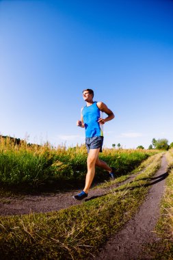 açık havada çalışan genç adam