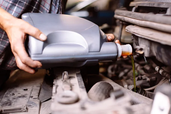Araba tamircisi motor yağı değiştirme — Stok fotoğraf