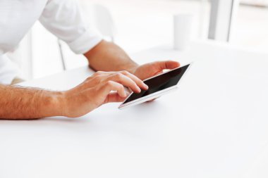 masadaki adam usign dijital tablet