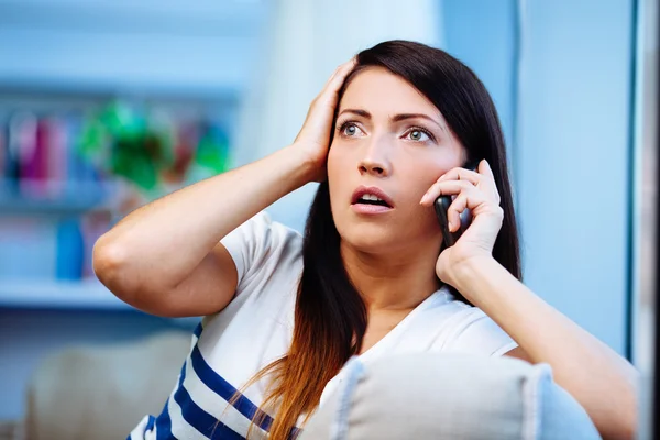 Triste giovane donna che parla al telefono — Foto Stock