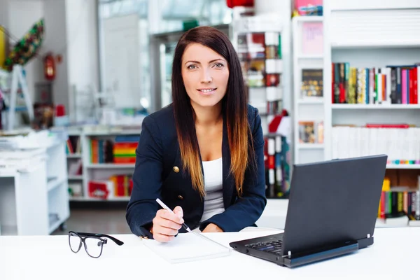 Student working with laptop in library — Stock Photo, Image