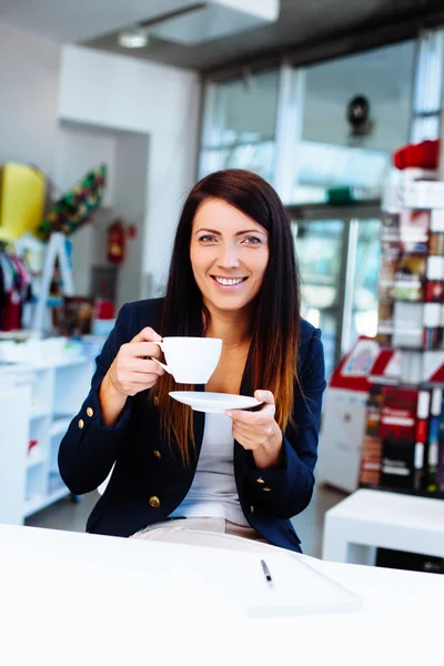 Junge Frau trinkt Kaffee — Stockfoto