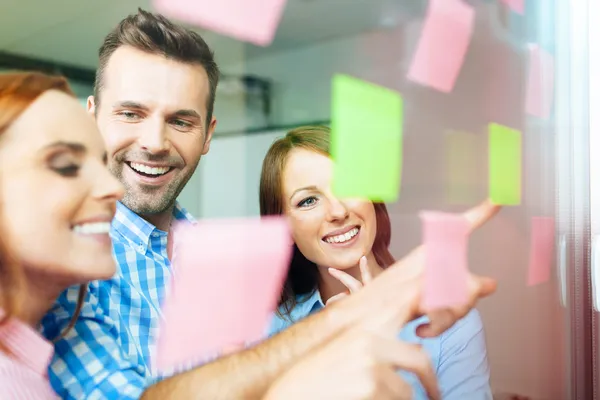 Gente corporativa trabajando en un nuevo proyecto — Foto de Stock