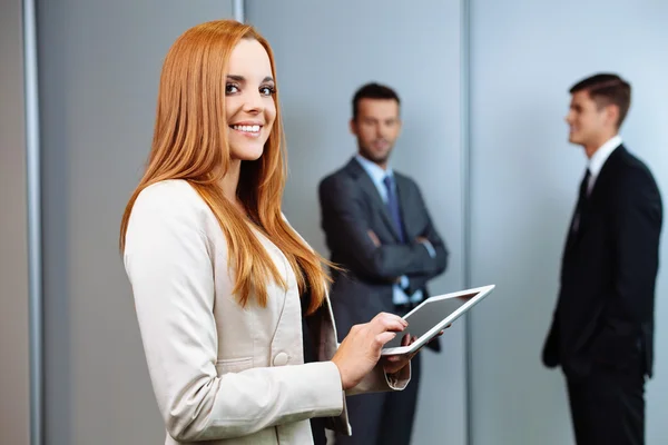 Hermosa mujer de negocios de pie con tableta digital —  Fotos de Stock