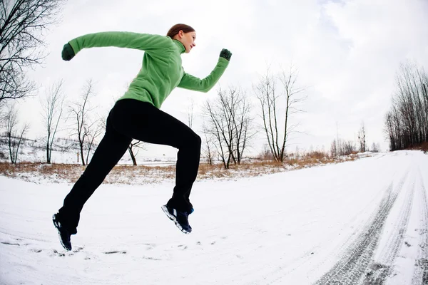 Entrenamiento de mujer corriendo en invierno —  Fotos de Stock