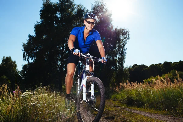 Bicicleta de montaña cuesta abajo —  Fotos de Stock