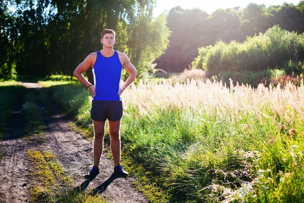 Jovem atleta antes de correr — Fotografia de Stock