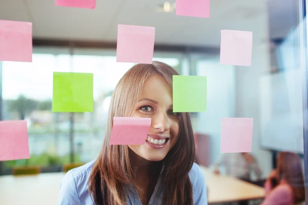 Femme heureuse dans le bureau — Photo