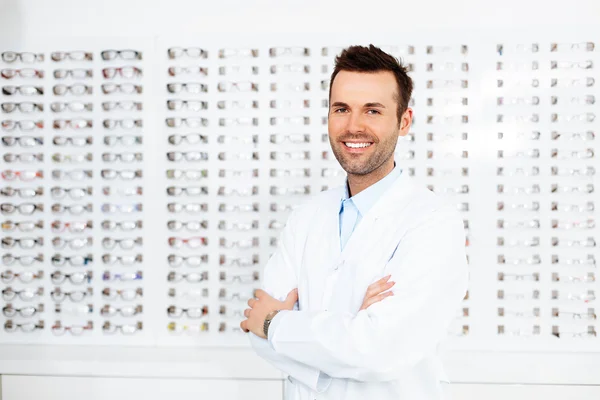 Selbstbewusster Augenoptiker — Stockfoto