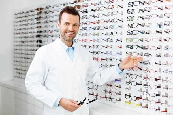 Optiker säljer glasögon — Stockfoto