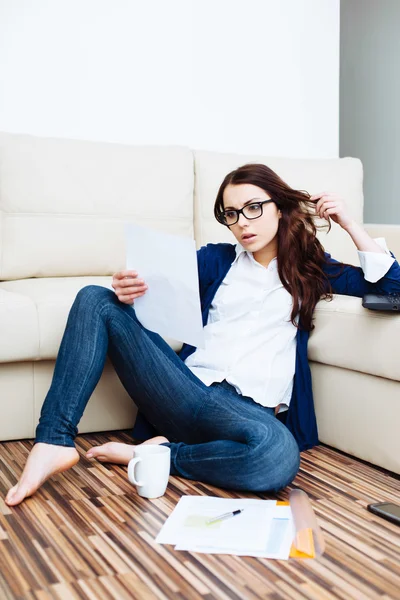 Worried woman reading contract — Stock Photo, Image