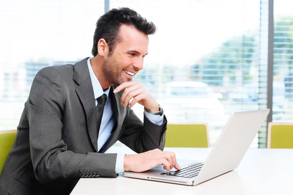 Homme d'affaires heureux travaillant avec un ordinateur portable — Photo