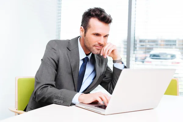 Geschäftsmann im Büro arbeitet — Stockfoto