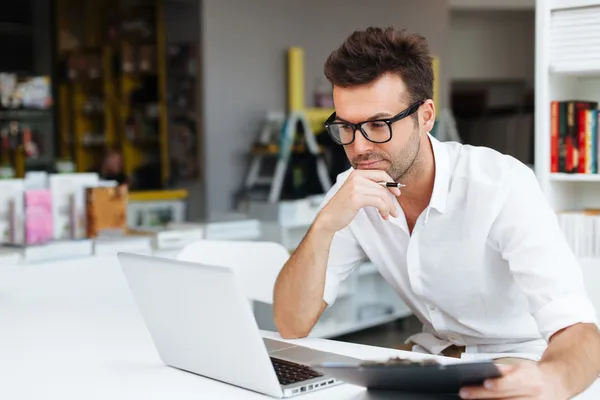 Homme travaillant sur ordinateur portable — Photo