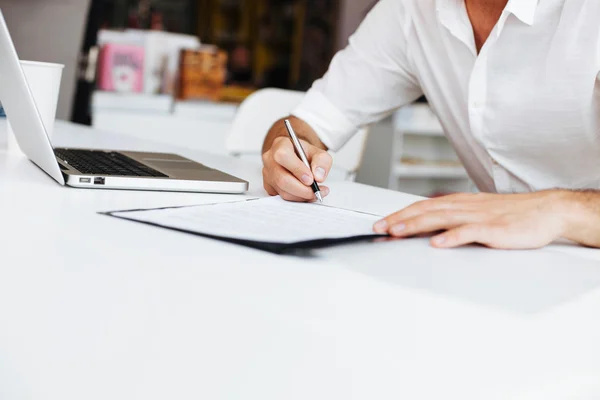 Signing contract — Stock Photo, Image