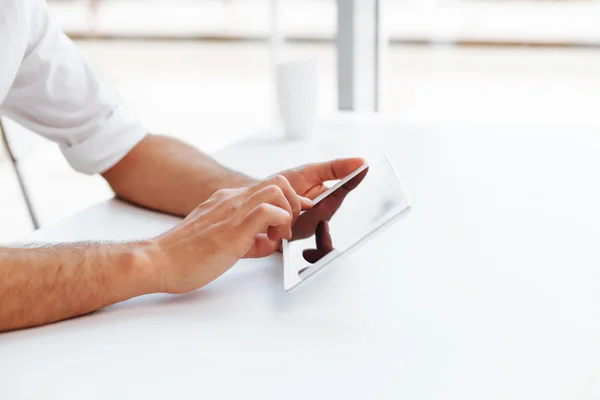 Man usign digitale Tablet PC aan de balie — Stockfoto