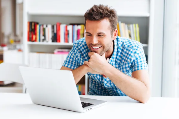 Studente in biblioteca — Foto Stock