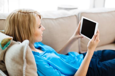 Evde tablet kullanan kadın