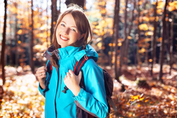 Bayan sırt çantası hiking — Stok fotoğraf