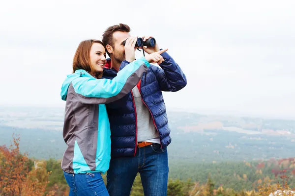Hikers with binoculars — Stock Photo, Image