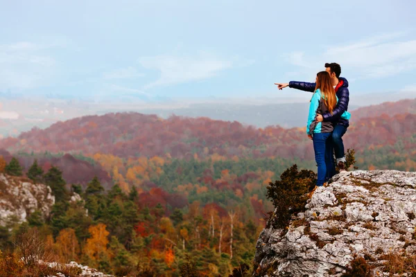 Couple au sommet de la montagne — Photo