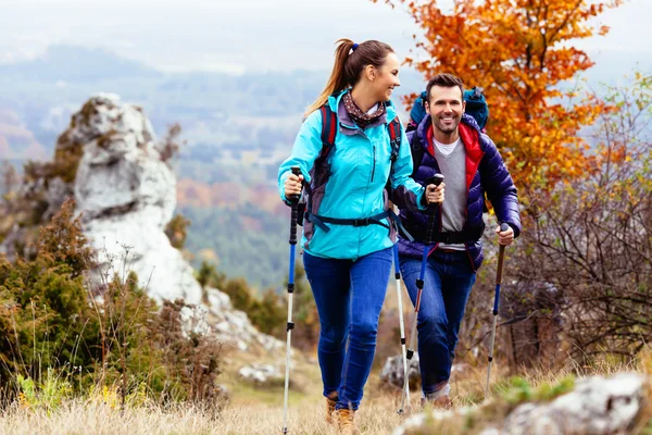 Happy couple hiking — Stock Photo, Image