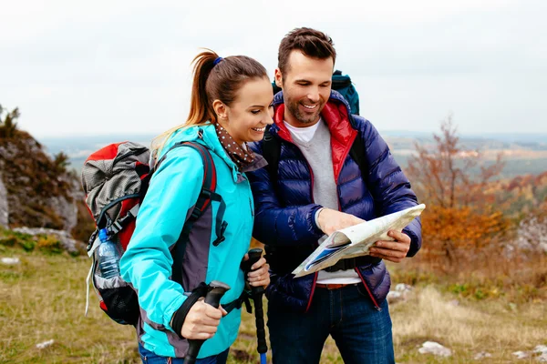 Backpacker mit Karte — Stockfoto