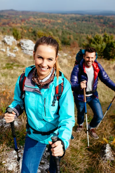Couple hiking — Stock Photo, Image