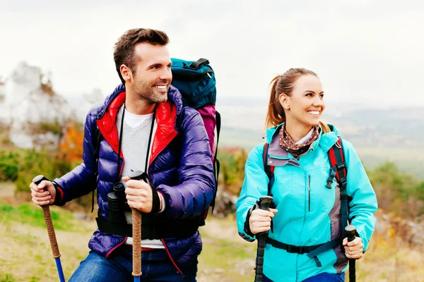 Caminhadas de casal — Fotografia de Stock