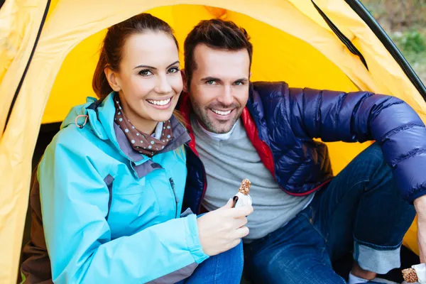 Happy couple camping — Stock Photo, Image