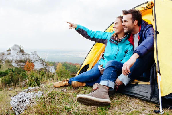 Paar camping — Stockfoto