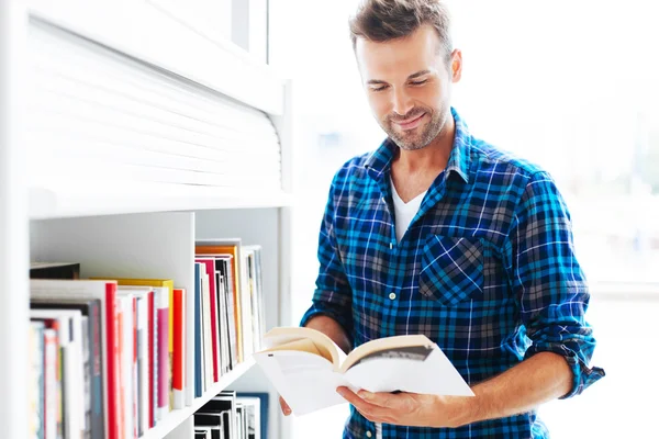 Student in bibliotheek — Stockfoto