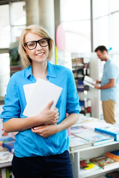 Giovane studentessa felice in biblioteca — Foto Stock