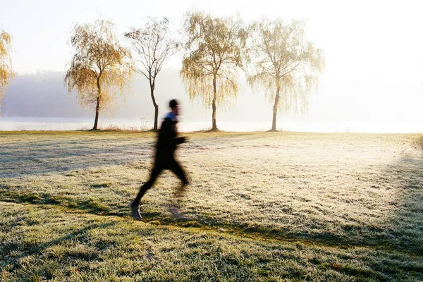 Atleta correndo de manhã — Fotografia de Stock