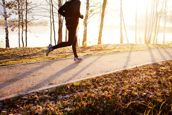 Mann läuft im Herbst bei Sonnenaufgang — Stockfoto