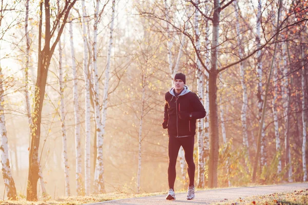 Hombre corriendo en la mañana de otoño — Foto de Stock