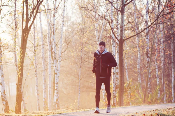 Uomo in esecuzione al mattino d'autunno — Foto Stock