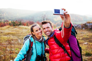 genç bir çift kendi kendine çekim