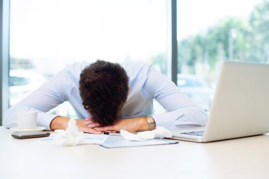 hasta adam iş yerinde uyku