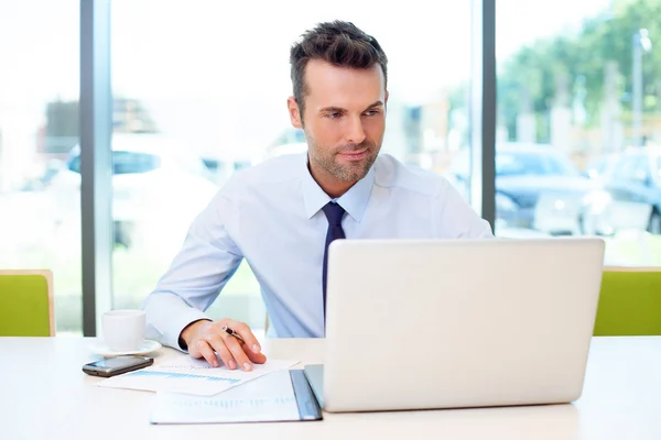 Man aan het werk op kantoor — Stockfoto