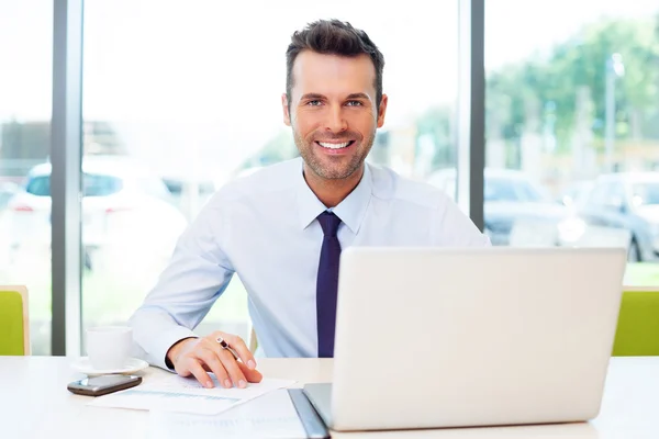 Feliz hombre de negocios trabajando — Foto de Stock