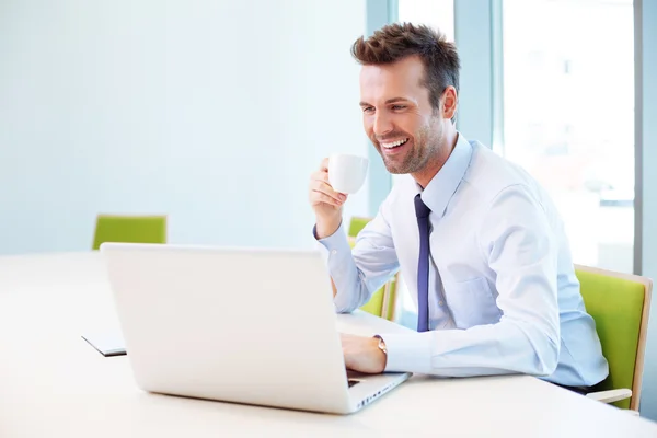 Knappe man drinken koffie — Stockfoto