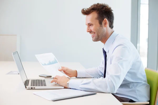 Mann analysiert Finanzdaten — Stockfoto