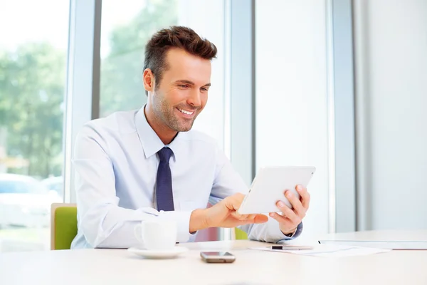 Geschäftsmann im Internet — Stockfoto